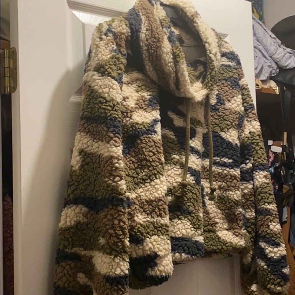 Fleece camo pullover